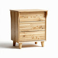Houten nachtkastje met drie lades en decoratief patroon 60 x 45 x 80cm